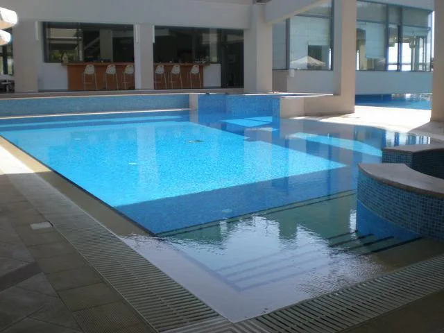 Λεπτομέρεια κατασκευής εξωτερικής πισίνας