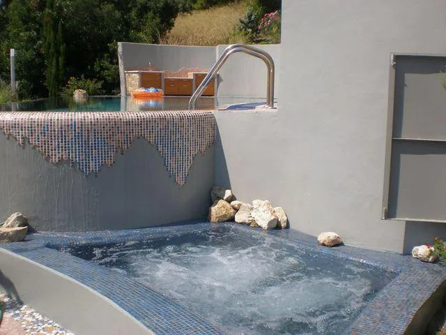 Υδρομασάζ ενσωματωμένο σε πισίνα