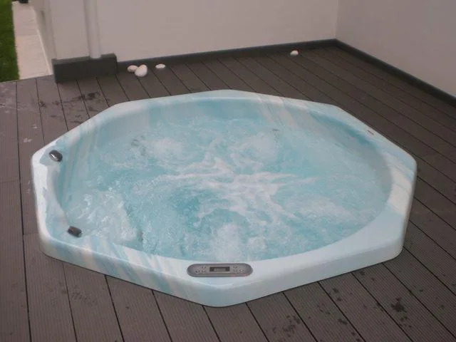 Μπανιέρα υδρομασάζ σε λειτουργία