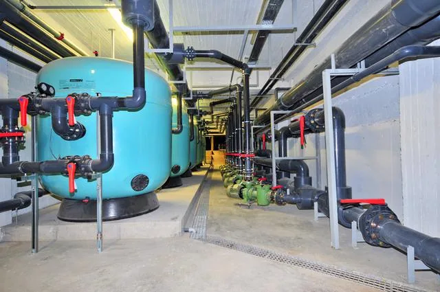 Εγκατάσταση φίλτρανσης νερού σε μεγάλη πισίνα