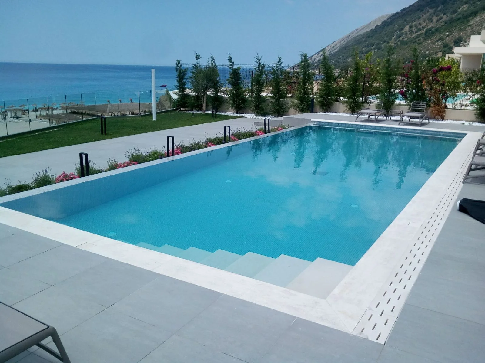 Πισίνα δίπλα στη θάλασσα