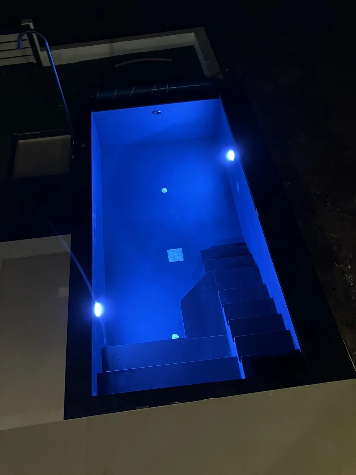 Πισίνα με πολυχρωματικό φωτισμό