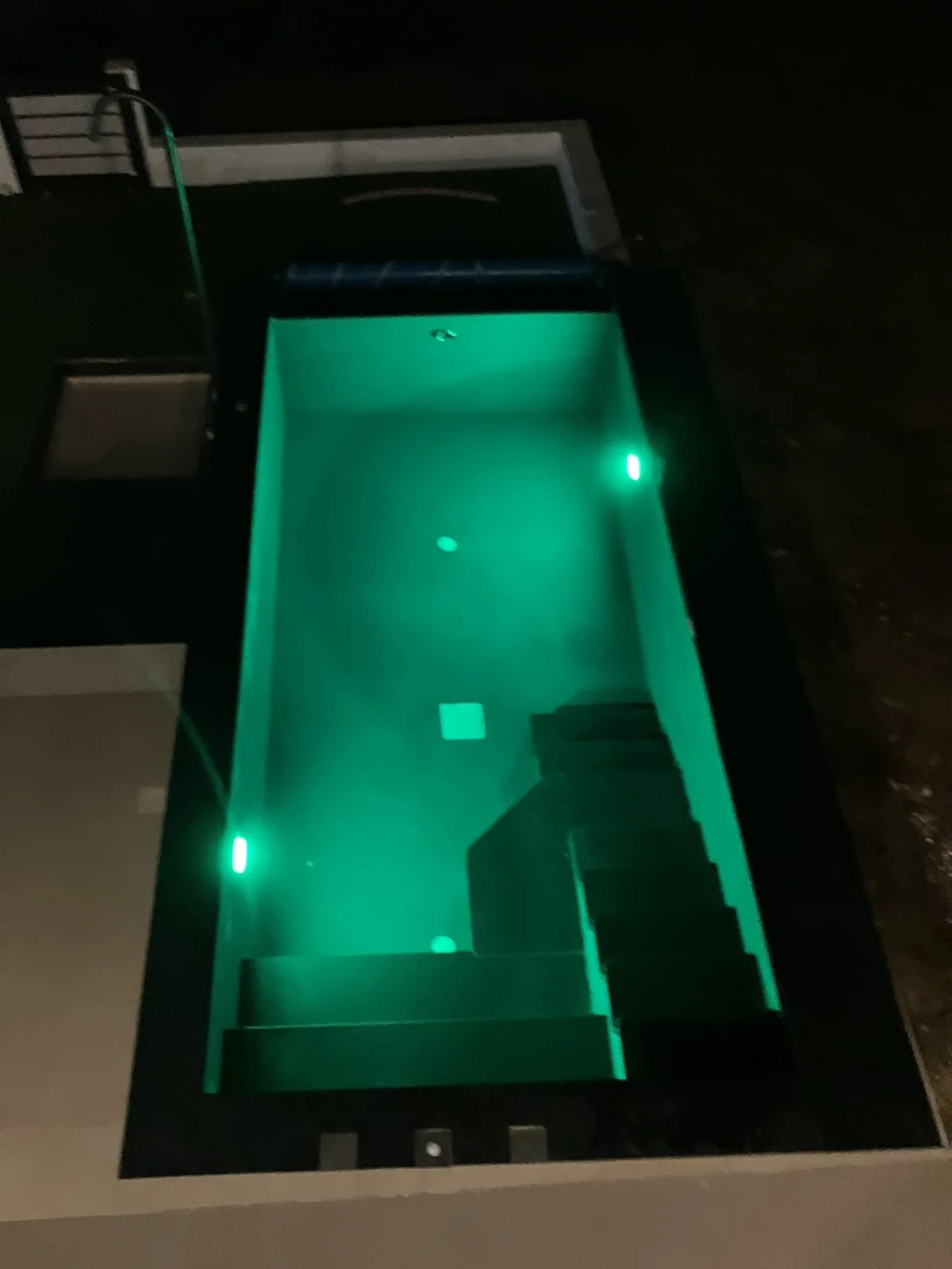 Πισίνα με πράσινο πολυχρωματικό φωτισμό