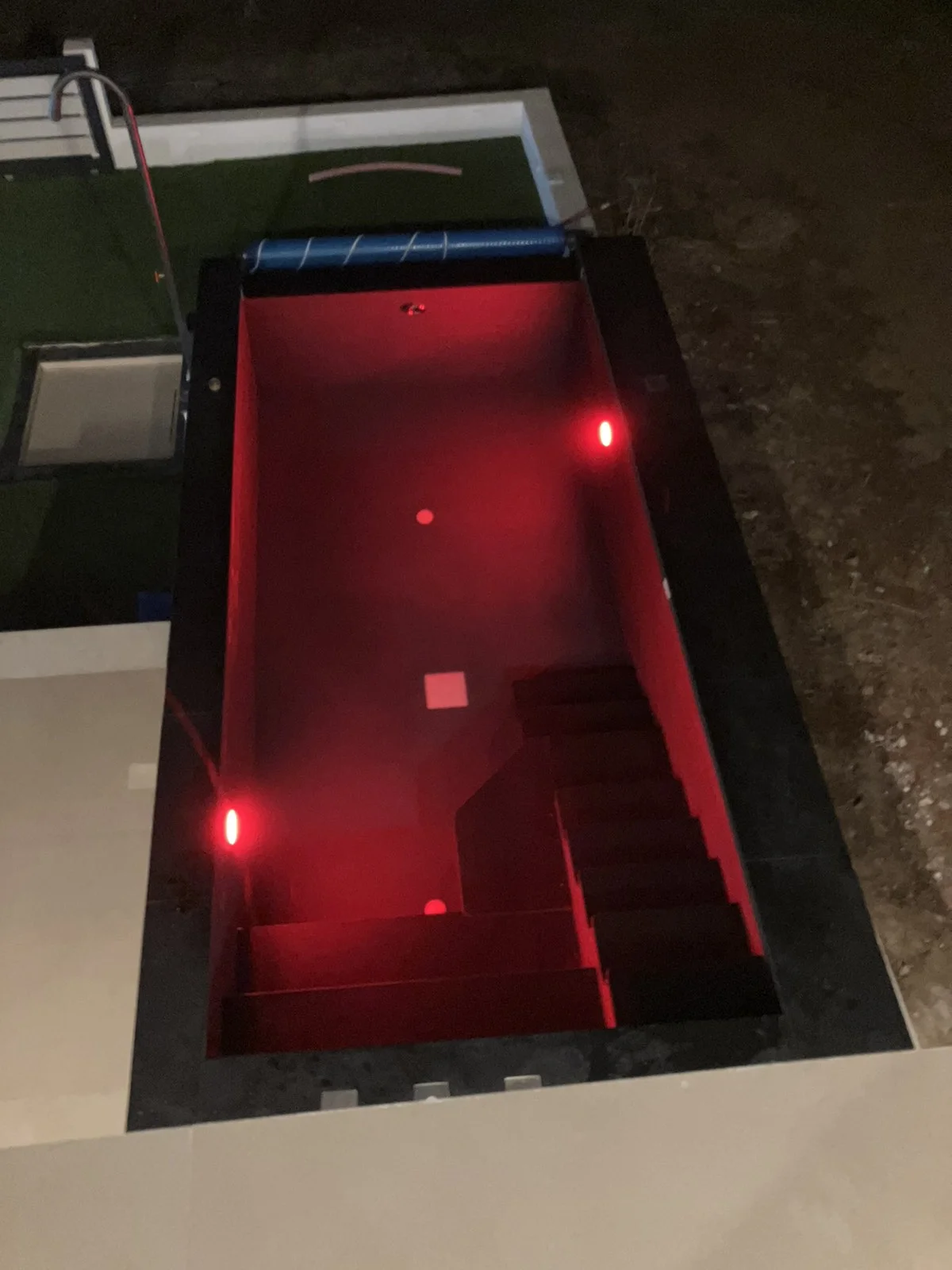 Πισίνα με κόκκινο πολυχρωματικό φωτισμό