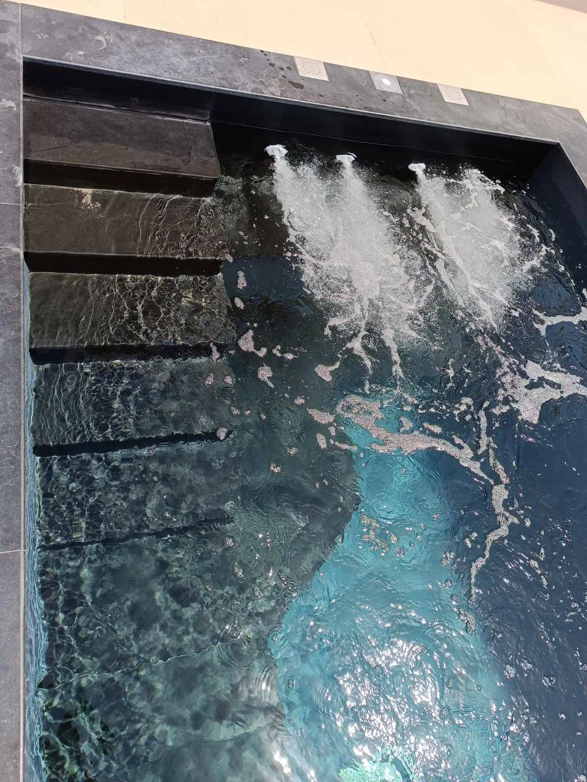 Δεύτερη όψη πισίνας με αντίρροη κολύμβηση