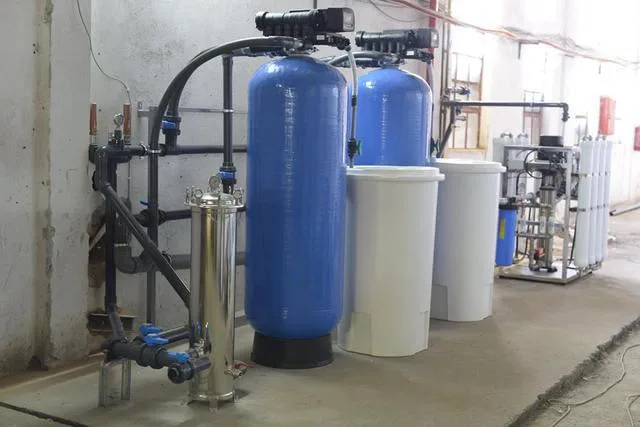 Διάταξη αποσκλήρυνσης και αντίστροφης όσμωσης